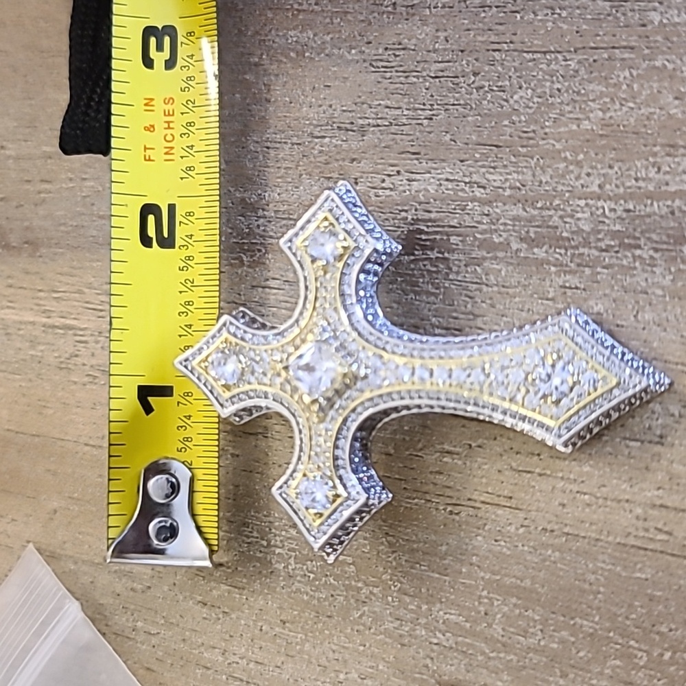 GLD large diamond cross pendant. - Picture 6 of 8